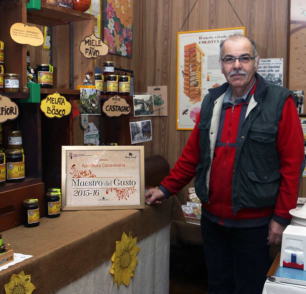 Il Sig. Caserio nel punto vendita, accando al certificato Maestro del Gusto 2015/2016